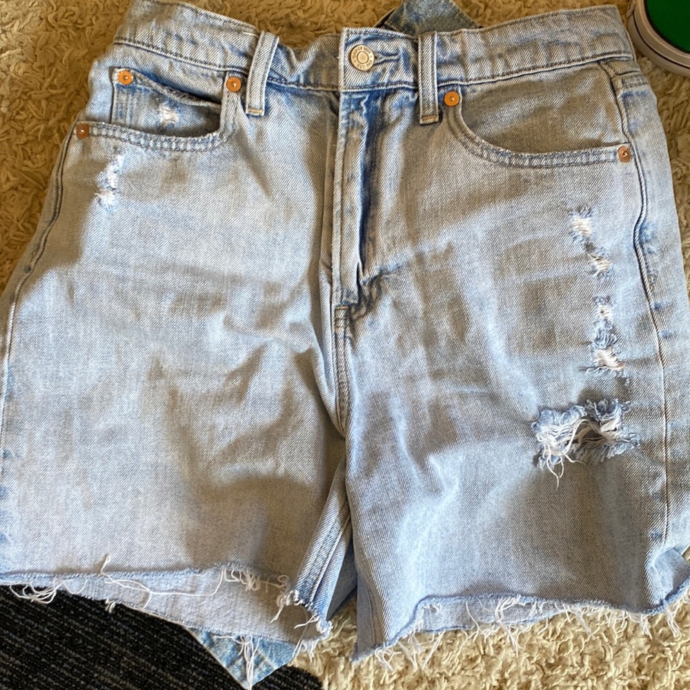 Woman Gap mom short